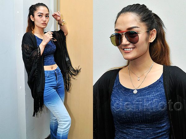 Siti Badriah Pede Pamer Perut