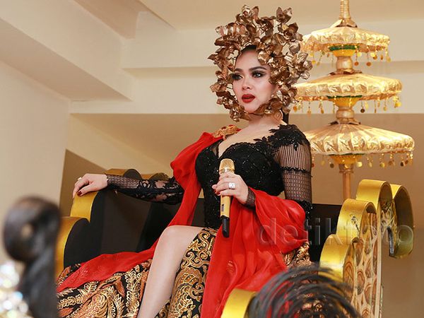 Syahrini Cetar Membahana Bak Ratu Kerajaan