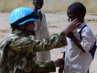 Pasukan Garuda Kunjungi Sekolah di Darfur