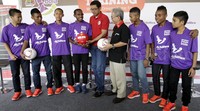 Ketujuh anak tersebut selain mengikuti pelatihan sepak bola juga berkesempatan untuk melakukan tour ke Manchester United dan menyaksikan pertandingan Liga Utama Inggris antara Manchester United vs New Castle United pada tanggal 22 Agustus 2015 mendatang secara langsung di Old Traffords, Manchester, Inggris.