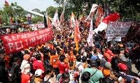 Sekitar 3.000 fans Persija Jakarta mulai melakukan aksinya sekitar pukul 11.00 WIB.