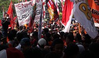 Berkumpul di Hall Basket Gelora Bung Karno, mereka menuju kantor Kemenpora.