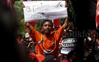 Persija sendiri tengah dilanda krisis financial yang sangat buruk, dan bahkan disebut-sebut di ambang kebangkrutan.