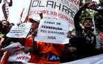 Jakmania Demo Kantor Menpora