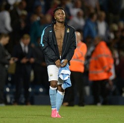 Sterling Hadiahkan Kausnya ke Fans walaupun Sempat Dilarang Steward