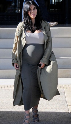 Pamer Perut Hamil, Kim Kardashian Pose Tanpa Busana di Instagram