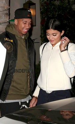 Belum Akui Pacar, Kylie Jenner Liburan Bareng Tyga dengan Pesawat Pribadi