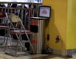 Tong Sampah Bandara Jadi Meja Laptop