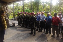 Menpar & Menko Maritim: Tancapkan Merah Putih di Puncak Carstensz!