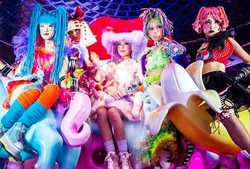 Seram atau Seksi? Pelayan Kafe Cantik Berkostum Monster