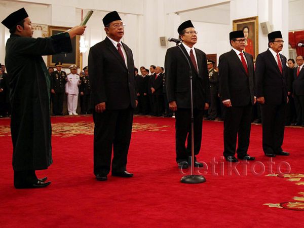 Jokowi Lantik 5 Menteri Baru dan Seskab