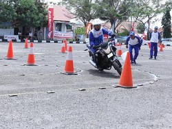 Cara Mengendarai Motor Manual
