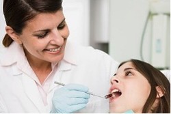 Tukang Gigi Atau Dokter Gigi? Siapa yang Tepat Tangani Masalah Gigi Anda?