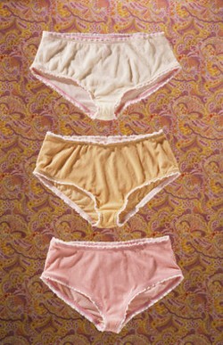 G-String atau Bikini? Tipe Celana Dalam Wanita yang Difavoritkan Pria