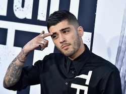 Usai Batal Tunangan, Zayn Malik Kepergok Jalan Bareng Perempuan Seksi