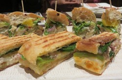 Cicipi Keunikan Rasa The JKT Pizza dan Confit Chicken Sandwich Buatan Sapori Deli