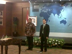 Menahan Tangis, Gobel Serah Terima Jabatan ke Thomas Lembong