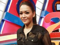 Maia Estianty Berbaju Menerawang