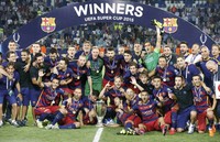 Para pemaian Barcelona merayakan keberhasilan mereka menjadi juara Piala Super Eropa 2015. REUTERS/Grigory Dukor.