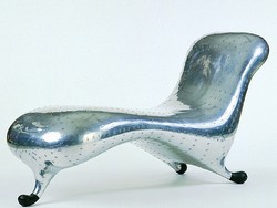 Pierce Brosnan Beli Kursi Nyentrik karena Lihat di Instagram