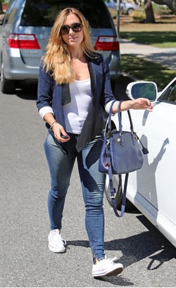 Jadi Selingkuhan Ben Affleck, Pengasuh Cantik Ini Bawa Mobil Rp 600 Juta