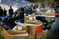 Kocak! Ketika iPhone Jadi Merek Sepatu & Google Jadi Tisu