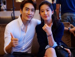 Penampilan Perdana Song Seung Hun Bareng Kekasih di Acara TV Tiongkok