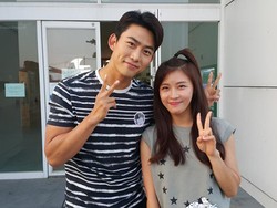 Fanboy Alert! Wajah Bahagia Taecyeon 2PM Bertemu Ha Ji Won