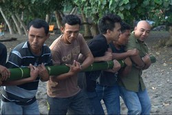 Pertunjukan Mistis dari Jailolo: Atraksi Bambu Gila