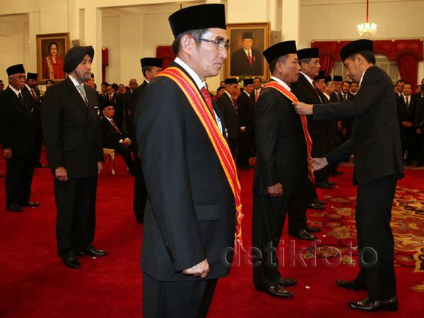 Jokowi Beri Tanda Kehormatan ke 46 Orang