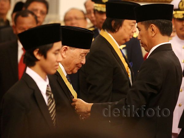 Mochtar Riady Terima Tanda Kehormatan dari Jokowi
