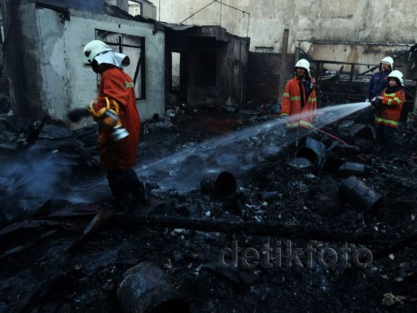 4 Bangunan di Surabaya Gosong Dilalap Api