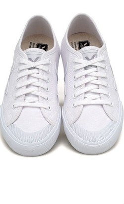 Tips Merawat Sneakers Putih Agar Warnanya Tidak Menguning