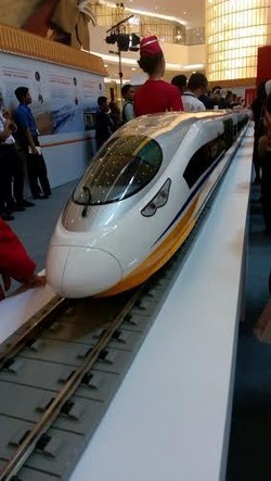 Kereta Cepat China Mejeng di Senayan City
