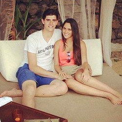Thibaut Courtois Dituding Pernah Selingkuhi Pacar dengan Model Belgia Ini