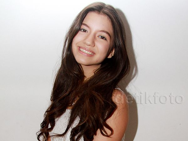 Pretty in White, Cassandra Lee