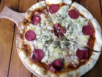 Mamamia! Tipis Mulur Pizza Bertopping Beef dan Lelehan Keju Mozarella