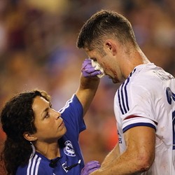 Lebih Dekat dengan Eva Carneiro, dan Profesi Dokter Klub