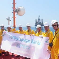 Naik Helikopter, Bos SKK Migas Cek Proyek Petronas di Madura