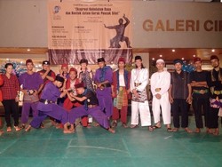 Atraksi Silat Api Tutup Pameran Seni Patung Pencak Silat