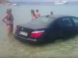 Salah Injak Pedal Gas, BMW Seri 5 Menyebur ke Pantai