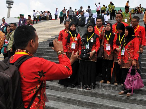 Warga Asyik Foto-foto di Gedung Kura-kura DPR