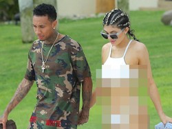 Liburan Berduaan dengan Pacar, Kylie Jenner Pamer Tubuh Seksi Berbikini