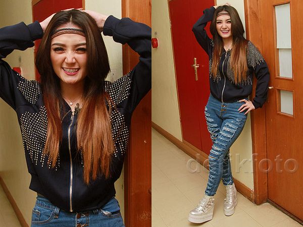 Gaya Siti Badriah Bercelana Robek, Yay or Nay?