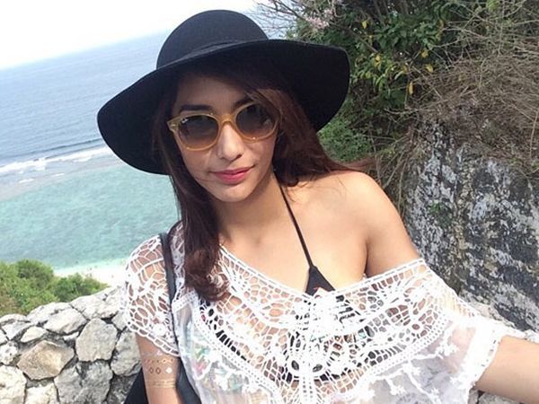 Tyas Mirasih Seksi Berbikini di Pantai