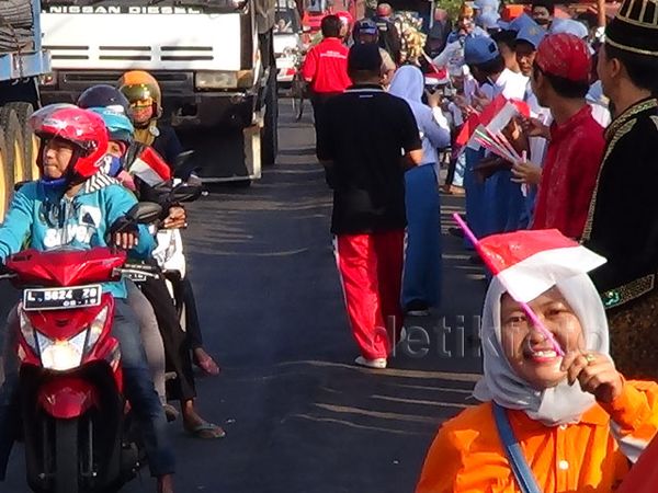 Siswa SMAN Probolinggo Bagikan Bendera Merah Putih