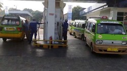 Taksi Hingga Angkot Antre Ikut Program Isi BBG Gratis