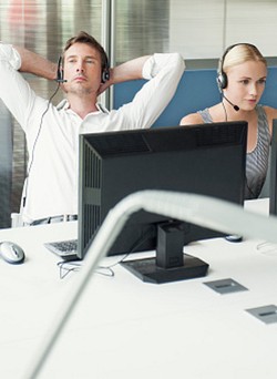 4 Cara Bijak Menghadapi Rekan Kerja yang Suka Mengintil