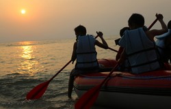 Serunya Dayung Perahu di Pantai Guci Kapal Batu, Lampung