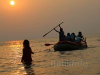 Serunya Dayung Perahu di Pantai Guci Batu Kapal
